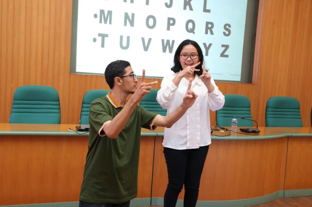 UGM Initiates Sign Language Training to Provide More Inclusive Services